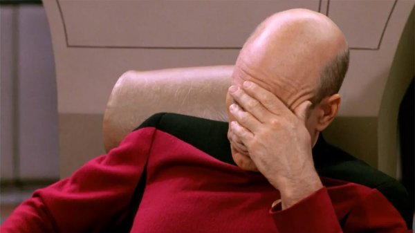 El "Picard facepalm" es inmortalizado en un busto que queremos en nuestra  colección - SuperGeek.cl