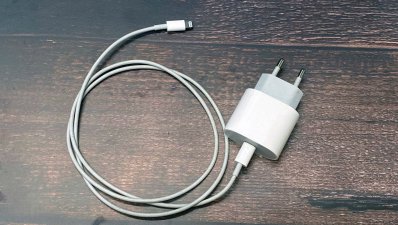 Apple bajará el precio de cargadores y EarPods
