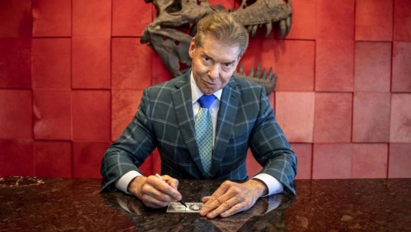 ¡Atángana! Vince McMahon deja su cargo en la WWE