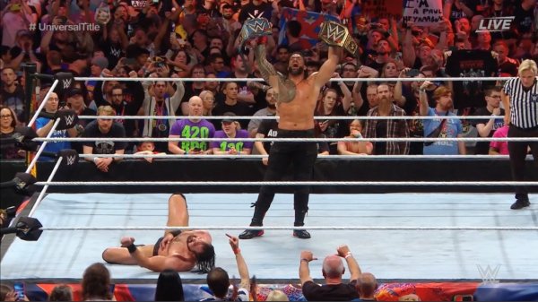 Roman Reigns tuvo que recurrir a otro familiar para seguir como campeón