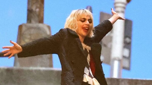 "Joker: Folie à Deux": La "Harley Quinn" de Lady Gaga baila en esa escalinata