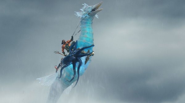 "Aquaman" en un gigantesco caballo de mar en el tráiler del tráiler de su secuela