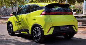 BYD y Tesla dominan el mercado global de autos eléctricos enchufables