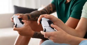 Hombre controla múltiples aspiradoras robot con un control de PS5