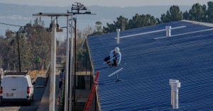 Desafío Levantemos Chile y Entel entregaron internet satelital y computadores a damnificados por incendios en Biobío