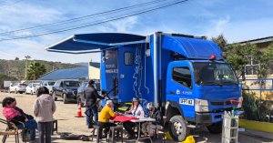 Entel desplegó su “súper camión” con internet satelital y energía eléctrica en Islón tras el temporal en el norte