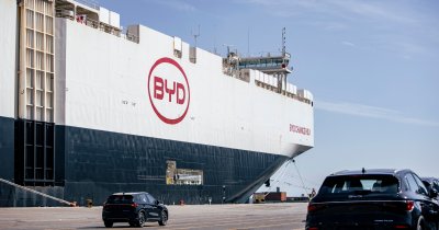 ¿Bajarán los precios?: BYD trajo a Chile impresionante barco con casi dos mil autos eléctricos