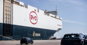 ¿Bajarán los precios?: BYD trajo a Chile impresionante barco con casi dos mil autos eléctricos
