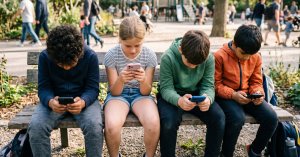 Niños hiperconectados y padres sin control: las cifras del estudio de Claro Chile